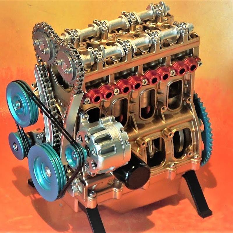 Surenkamas automobilio variklio modelis